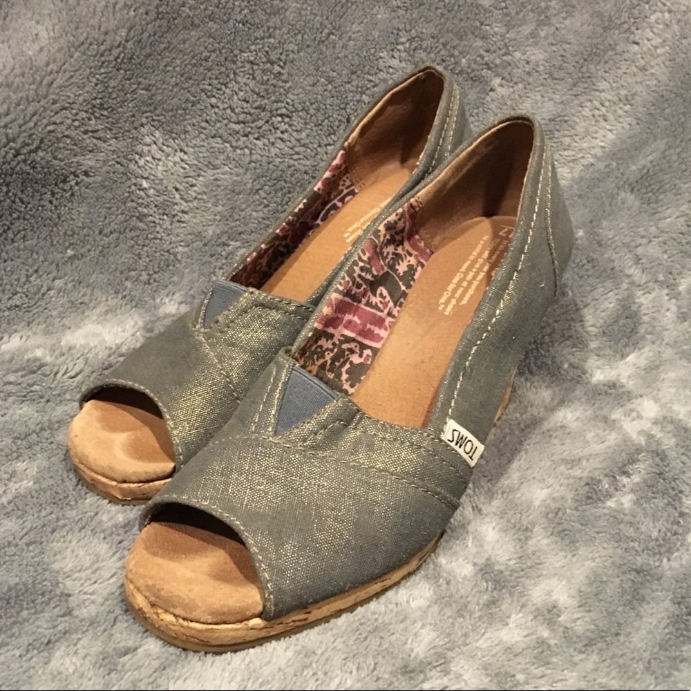 🚫SOLD🚫 Toms Shoes Gray and Gold Shimmer Wedges