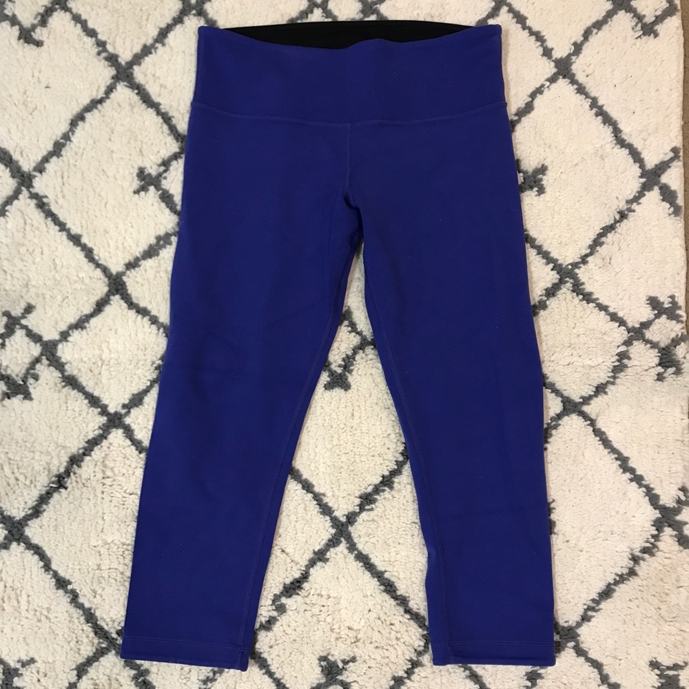 Lululemon black/royal blue reversible crop sz 6