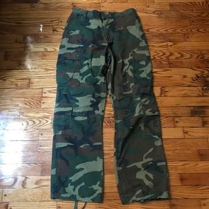 Men's green camo pants Medium