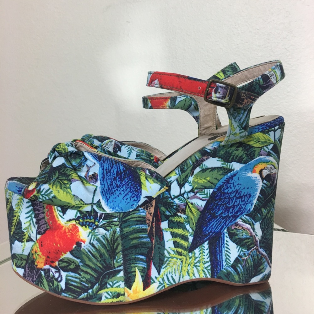 (7.5) Urban Outfitters Platforms