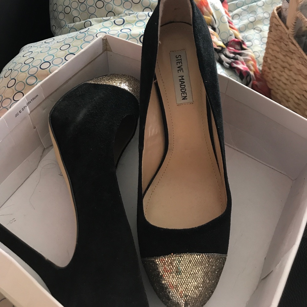 Steve Madden black and gold suede pumps