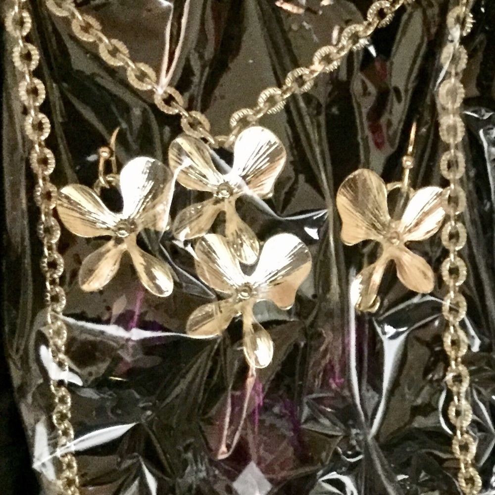 Avon Fancy Floral necklace and earring set