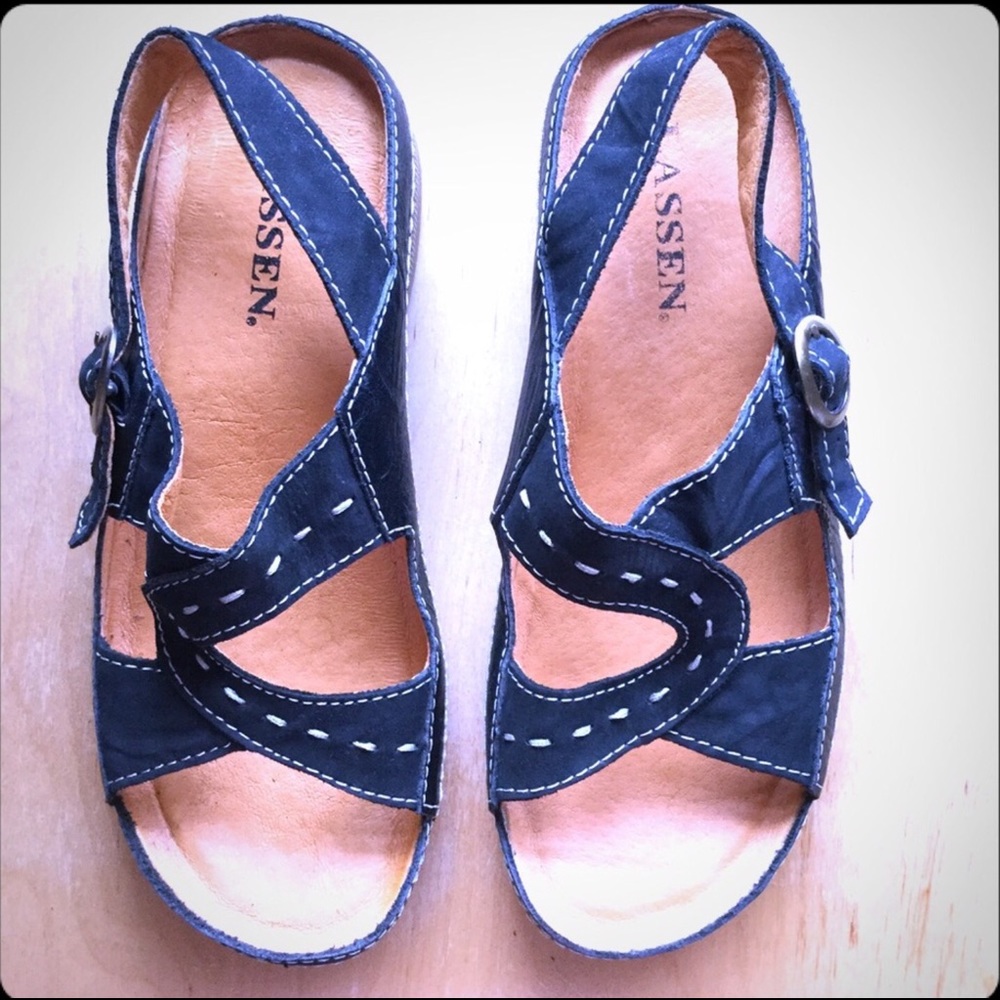 ⬇️PRICE-CUTE SANDALS👣LIKE NEW