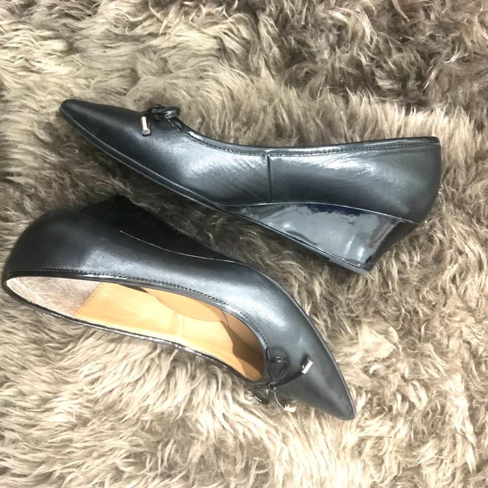 Söfft Black Leather Wedges