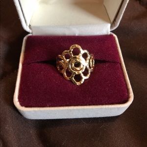 10kt Gold Ring. Size 6. Very Unique!