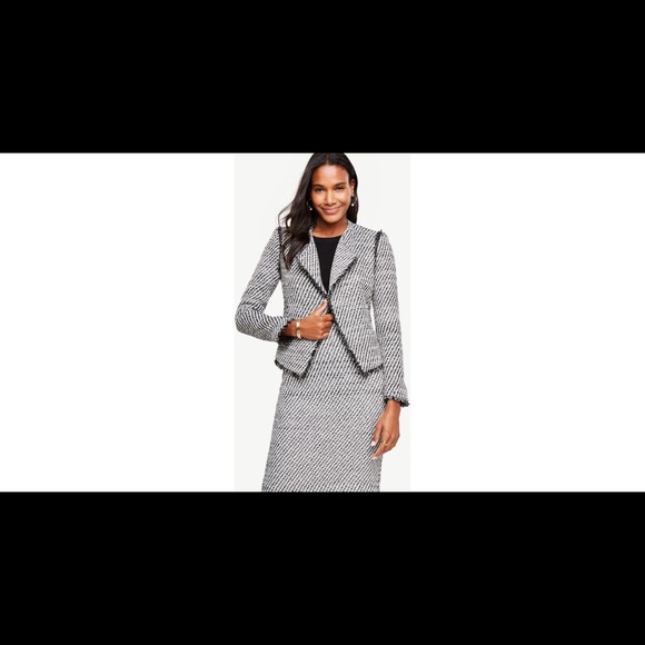 🎉HP🎊❤️Ann Taylor fringe trim blazer. - Picture 4 of 8