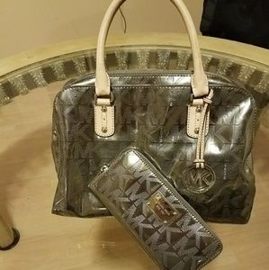 MICHEAL KORS MIRROR MONOGRAM SHOULDER BAG