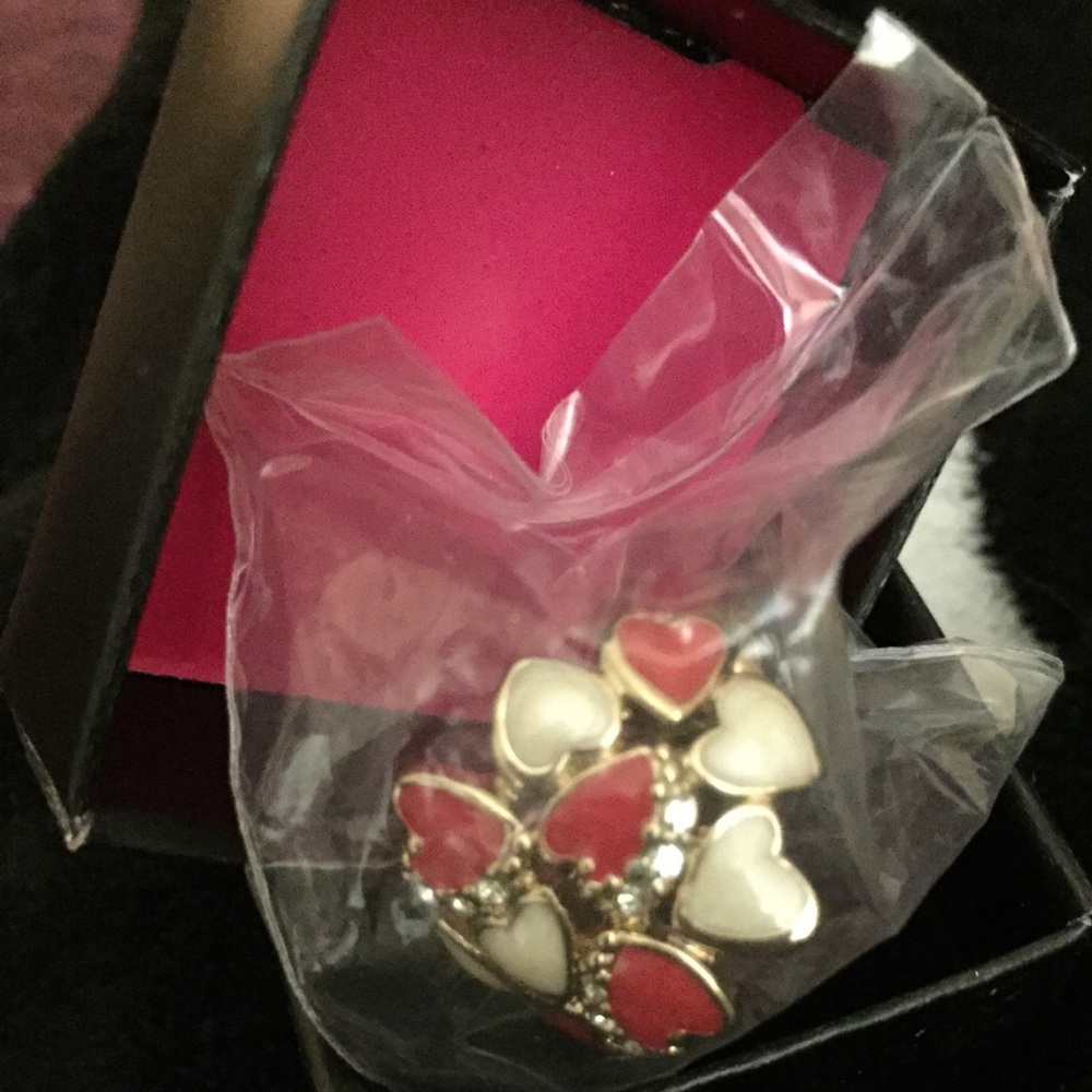 Avon gold tone Floating hearts ring