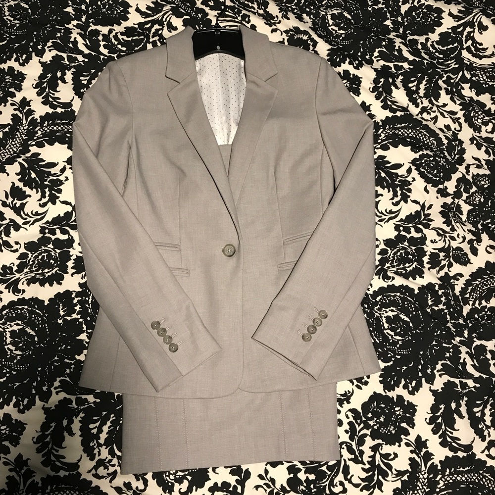 Express skirt suit