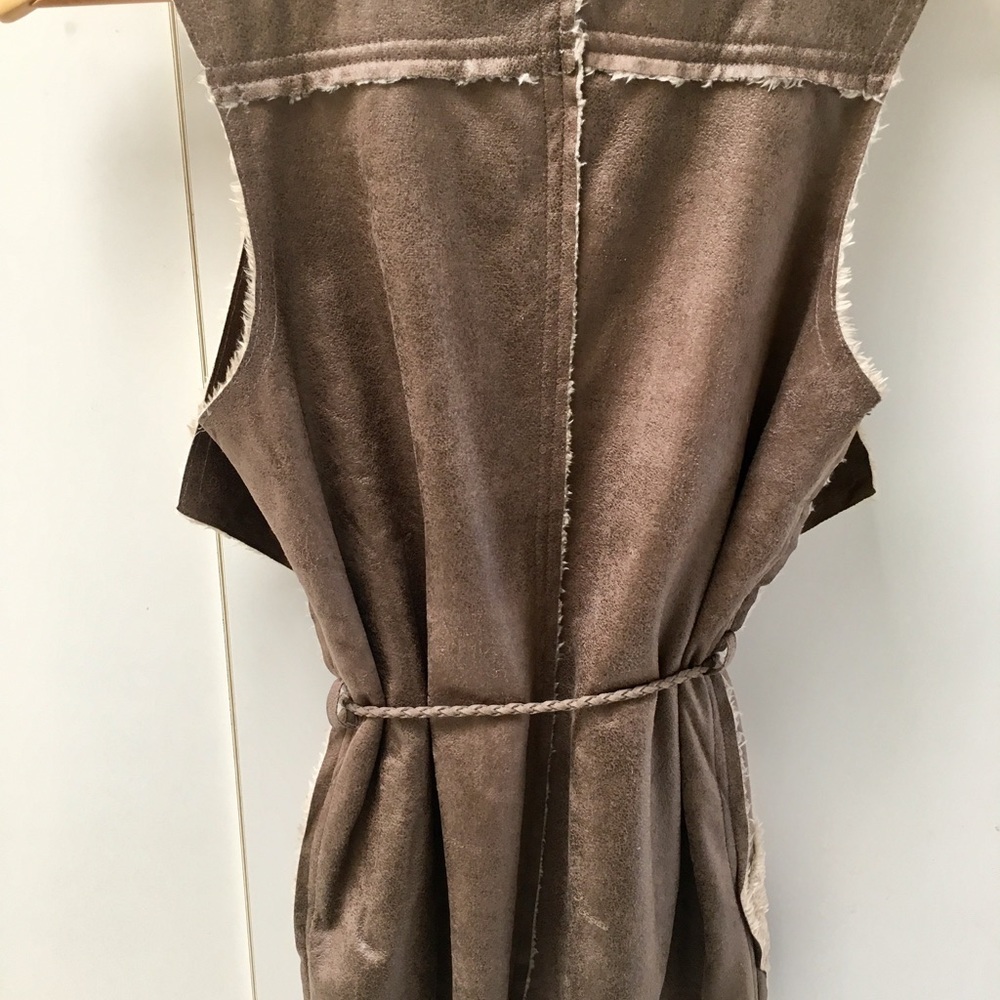 🎉 LAST ONE🎉 Brown Belted Sherpa Vest - Picture 3 of 3