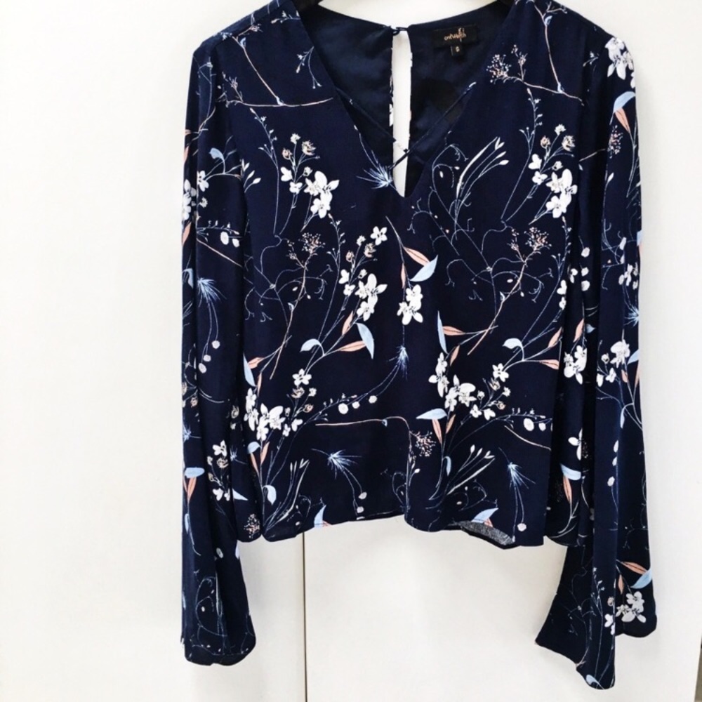 New🎉Bell Sleeve top /criss cross - Picture 5 of 6