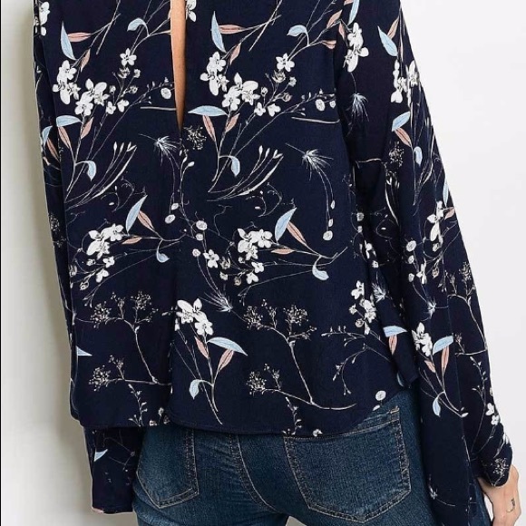 New🎉Bell Sleeve top /criss cross - Picture 2 of 6