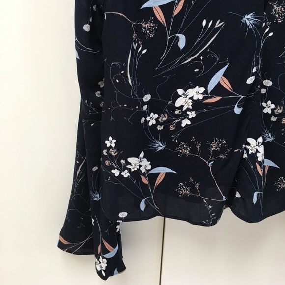 New🎉Bell Sleeve top /criss cross - Picture 3 of 6