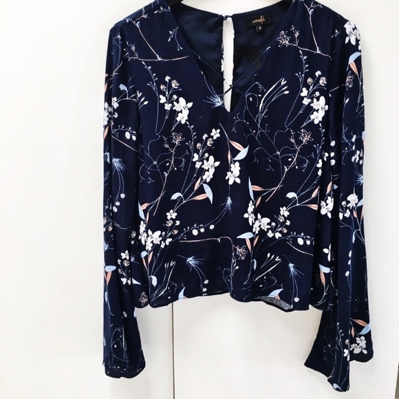 New🎉Bell Sleeve top /criss cross - Picture 5 of 6