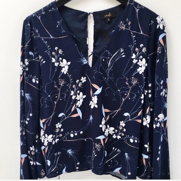 New🎉Bell Sleeve top /criss cross - Picture 4 of 6