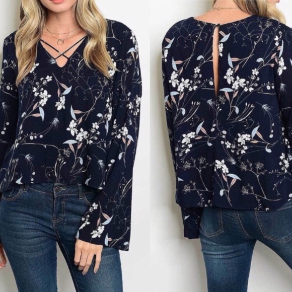 New🎉Bell Sleeve top /criss cross - Picture 6 of 6