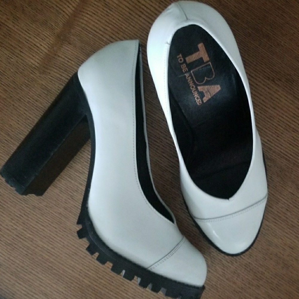 'TBA' White leather chunky heel pumps!