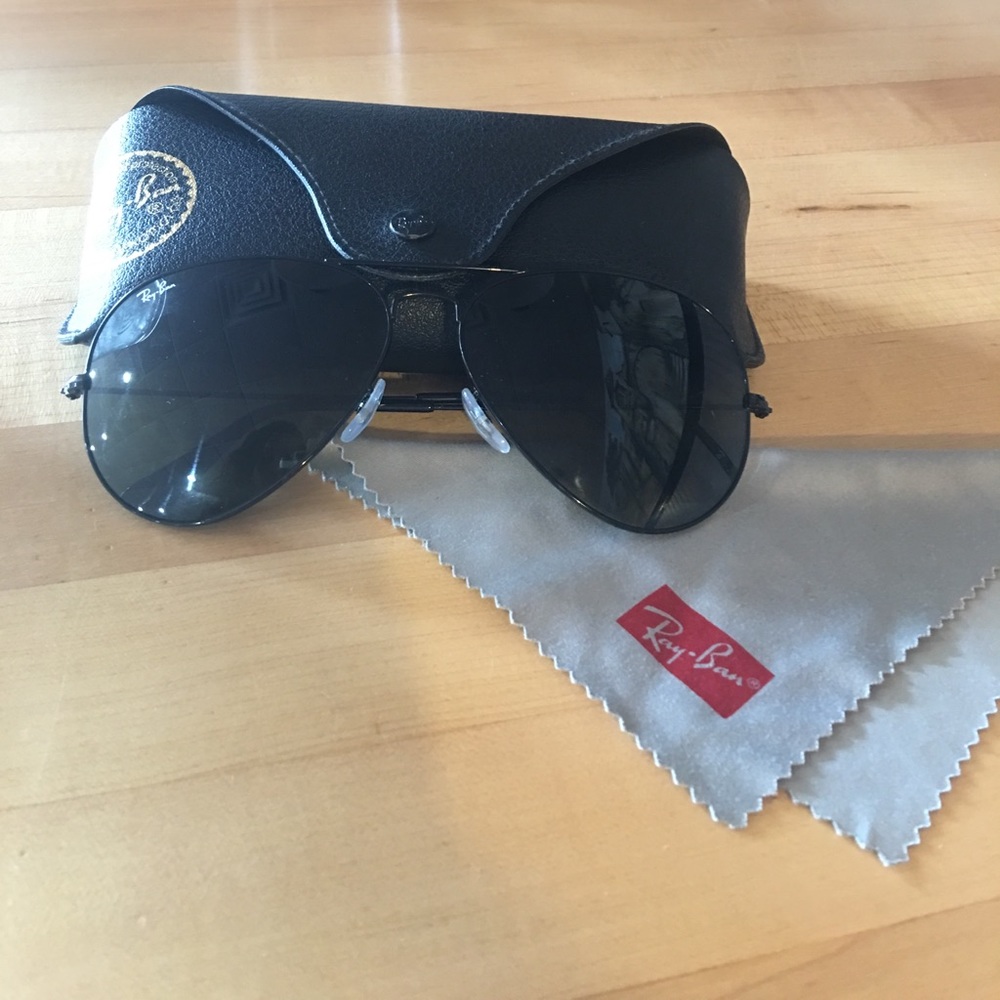 Black Ray-Ban Aviators perfect condition