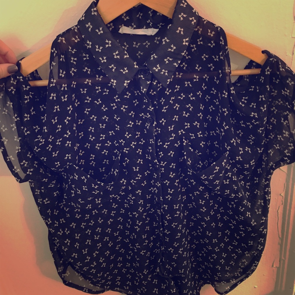 Size S Lush cold shoulder blouse