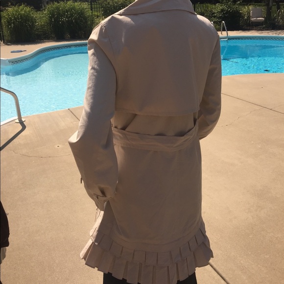 Luii NWOT Button Down Double Pleated Hem off white 3/4 trench coat jacket L - Picture 8 of 12