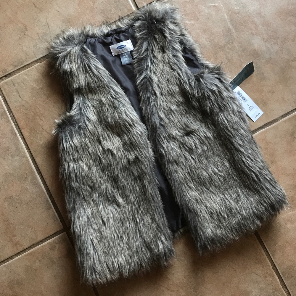 Old navy girls size 6/7. NWT faux fur vest