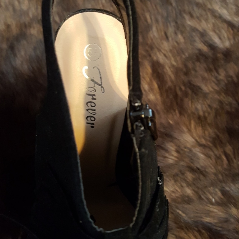 Black strappy Wedges - Picture 2 of 2