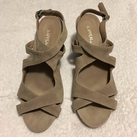 Strappy tan wedges - Picture 1 of 3