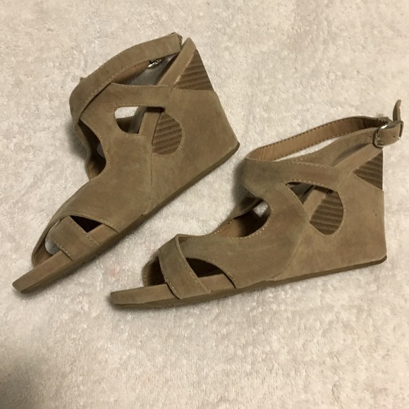 Strappy tan wedges - Picture 2 of 3