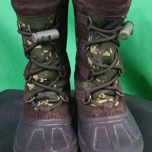 UGG "Bobbey" BOYS Snow Boot Boys size 13- PRELOVED