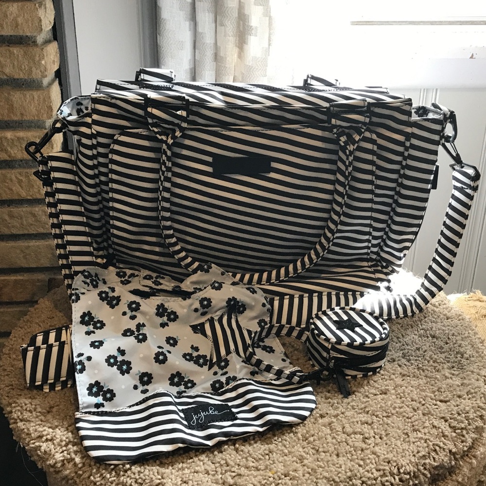 Like New JuJuBe Be Classy Bag Onyx Black Magic