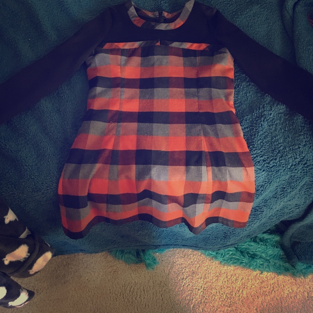 Cute 70s like dress, zips in the back