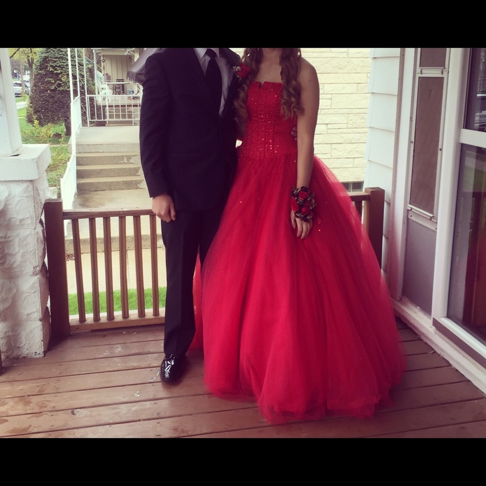 Beautiful red prom dress💃🏼