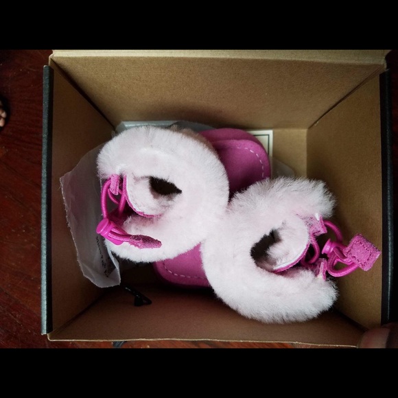 Ugg - Picture 3 of 6