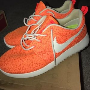 NIKE ROSHERUN, SZ 7 women's.
