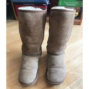UGG Classic Tall (Size 8)