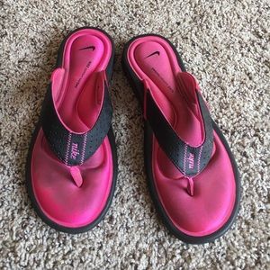 Nike pink flip flops