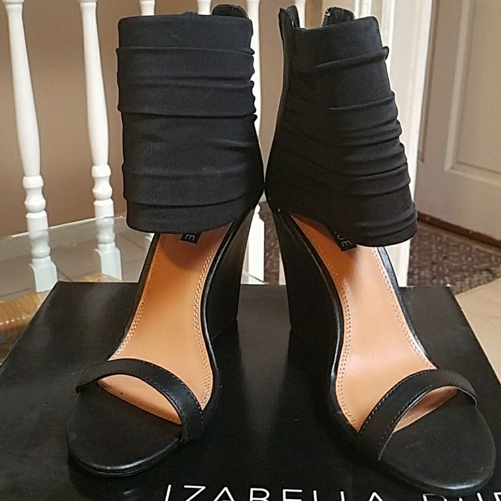 IZABELLA RUE WEDGE PUMPS