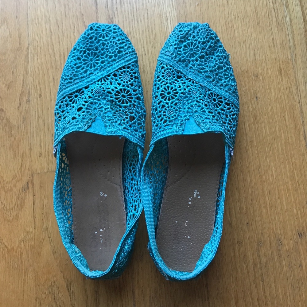 Teal floral toms