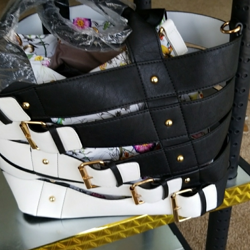Purses, Back Packs - Picture 6 of 8