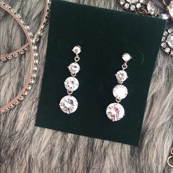 Silver solitaire earrings - Picture 2 of 3