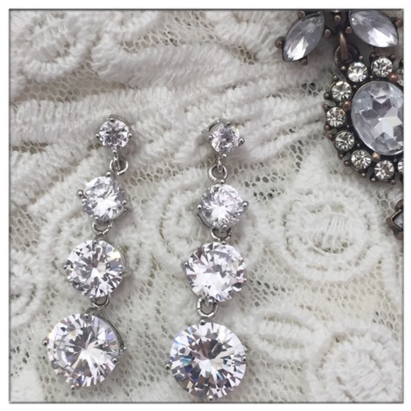 Silver solitaire earrings - Picture 3 of 3