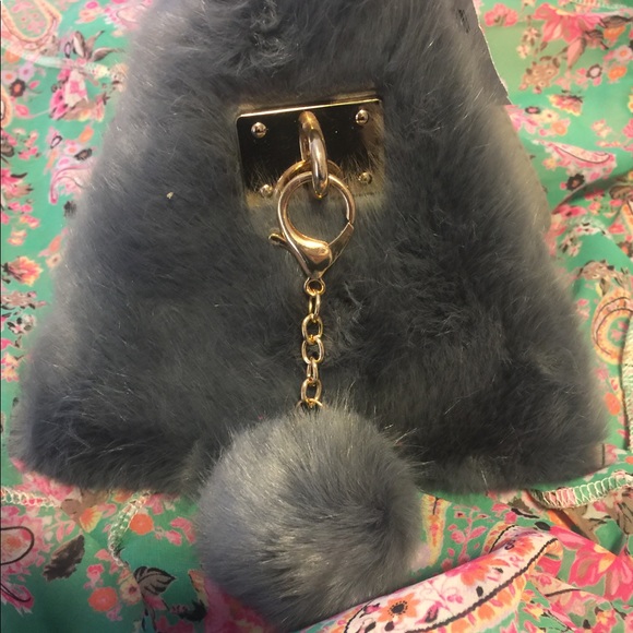 Fuzzy triangle clutch with pompom - Picture 2 of 4