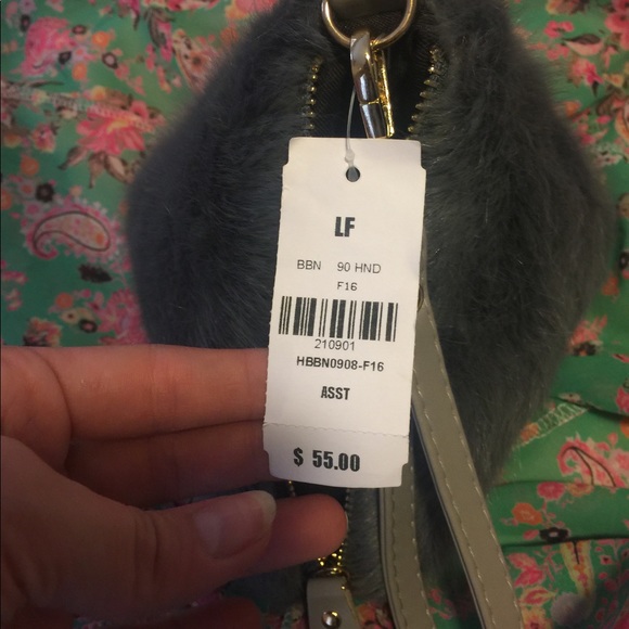 Fuzzy triangle clutch with pompom - Picture 3 of 4