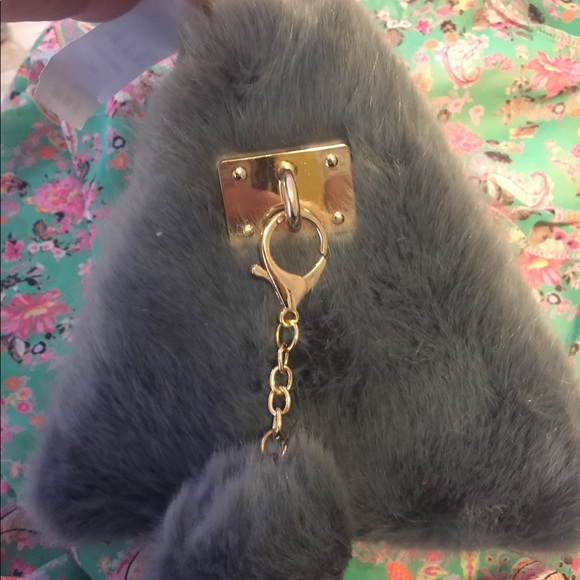 Fuzzy triangle clutch with pompom - Picture 4 of 4