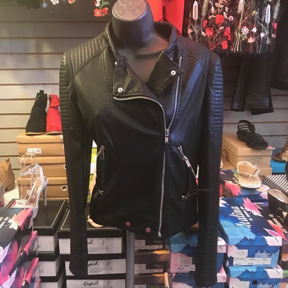 ⭐️ 5 STAR ⭐️Supple Vegan Black Leather MOTO JACKET - Picture 3 of 5