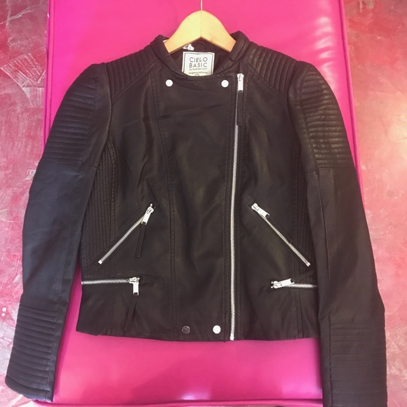 ⭐️ 5 STAR ⭐️Supple Vegan Black Leather MOTO JACKET - Picture 2 of 5