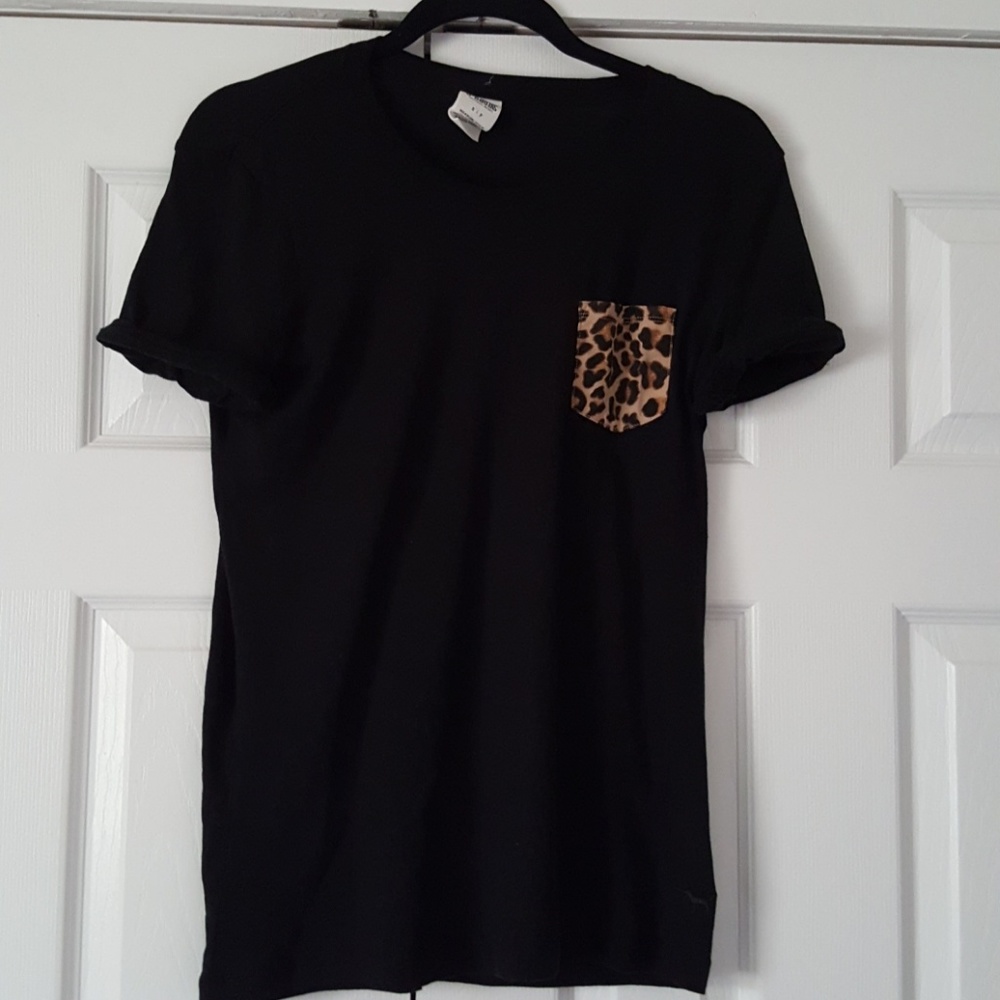 Crew neck tee, with Leopard contrast pocket.