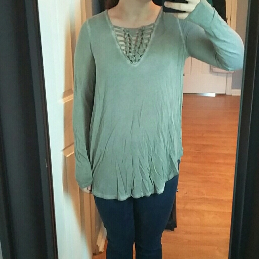 American Eagle Long Sleeve shirt