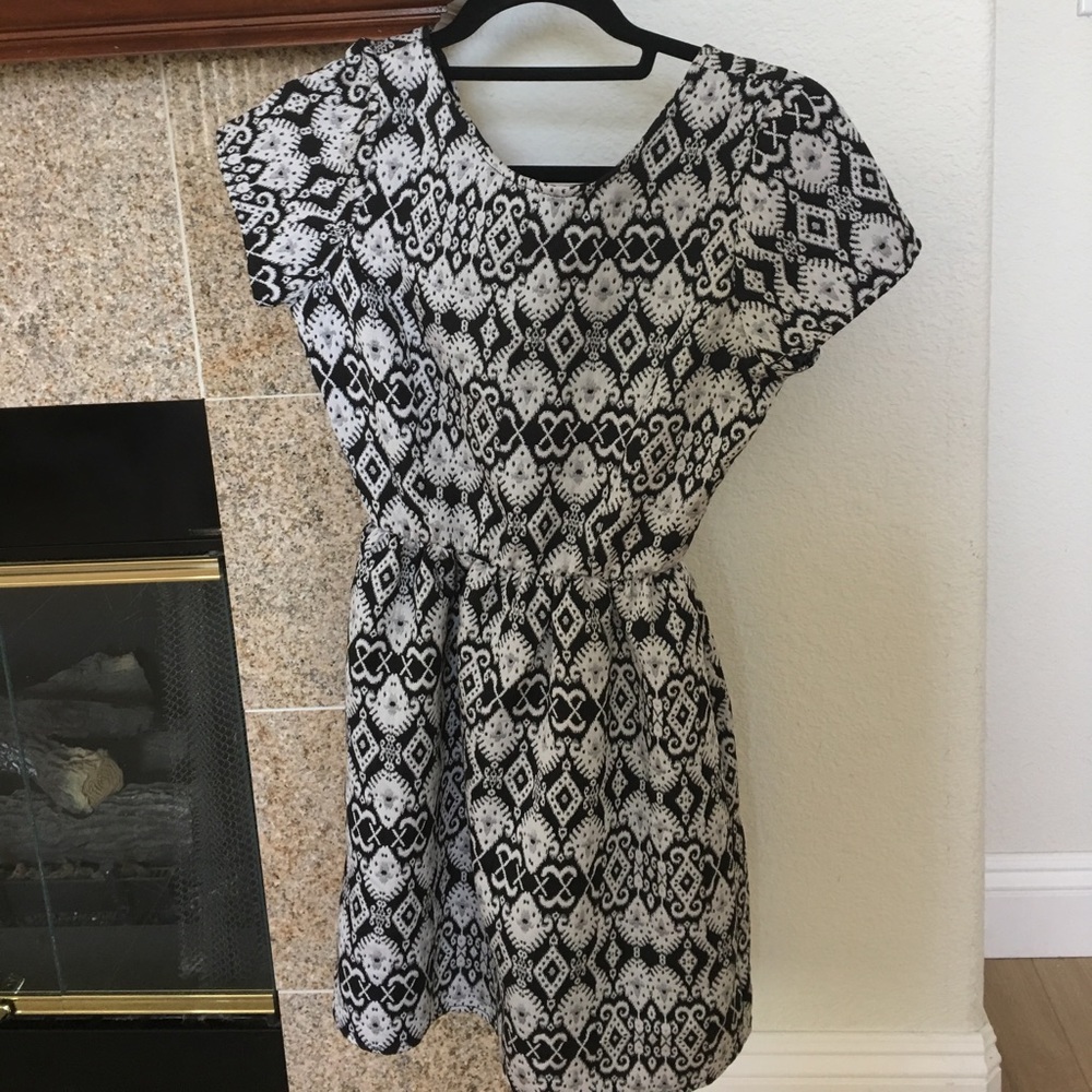 Cute black/white pattern dress