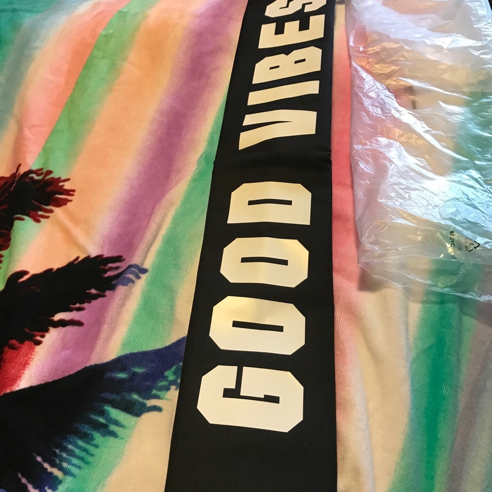 BNWT Pink Victoria's Secret Good Vibes Tube Cooler - Picture 3 of 7